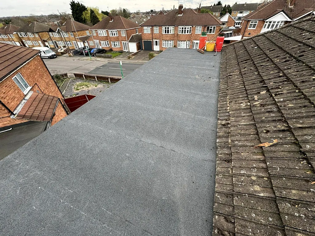 Flat roof between two pitched roofs